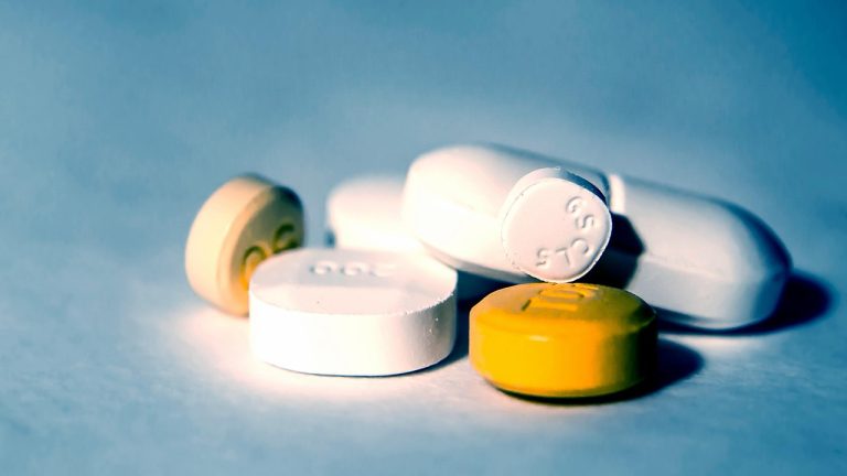 Verschiedene Tabletten liegen auf einem Tisch