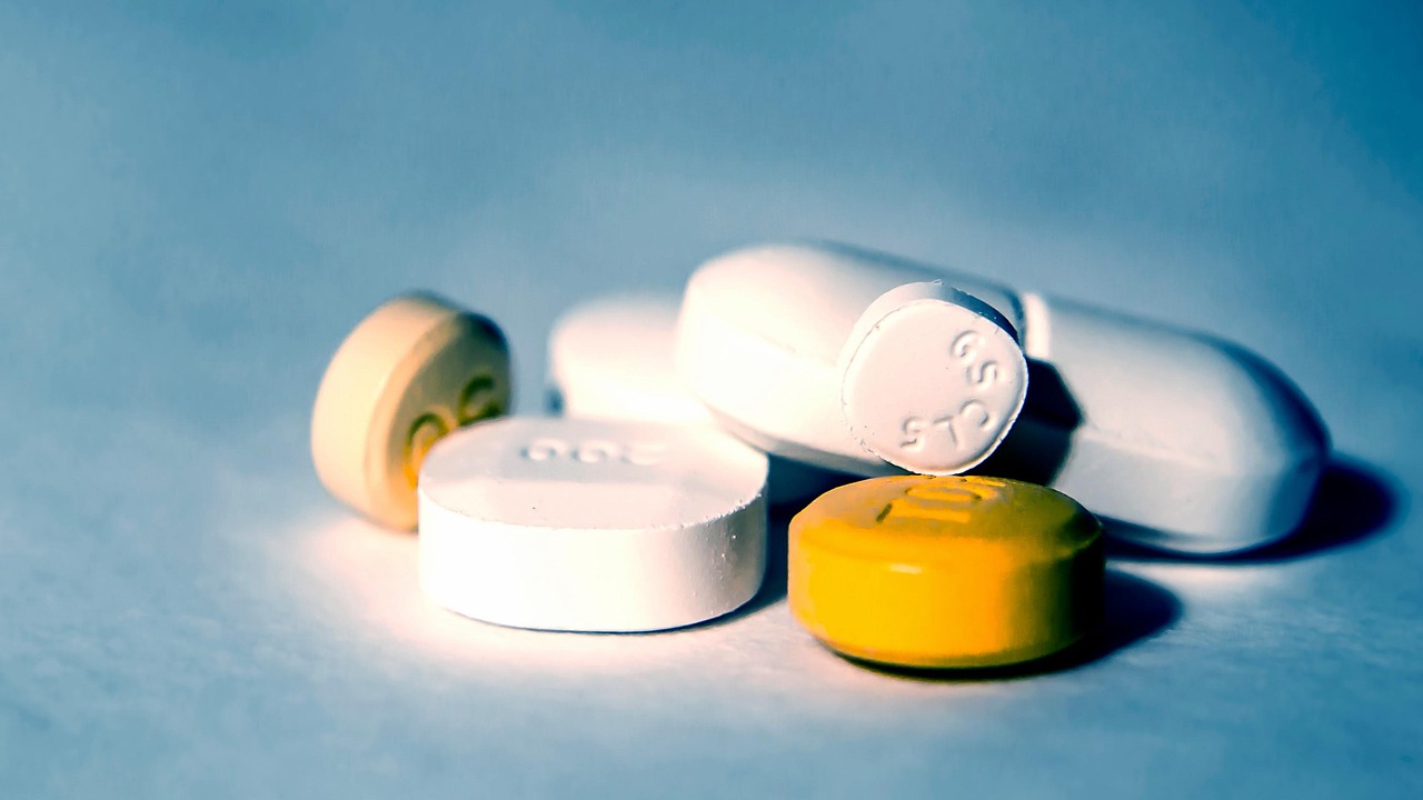 Verschiedene Tabletten liegen auf einem Tisch
